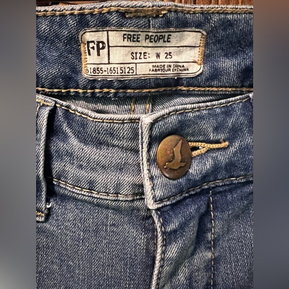 FREE PEOPLE JEANS  70s inspired flared light wash w.pocket detail SZ 25 - Picture 3 of 3